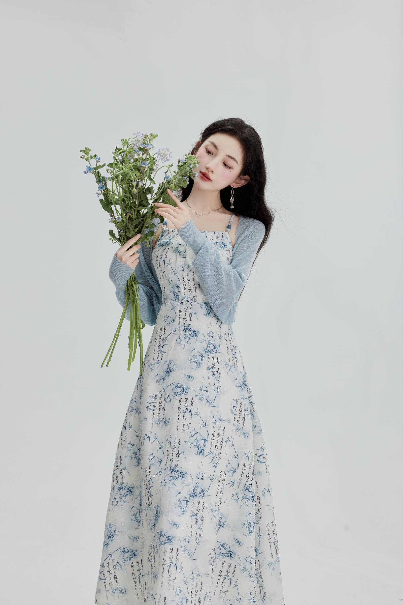 Elegant Blue Floral Spaghetti Strap Midi Dress