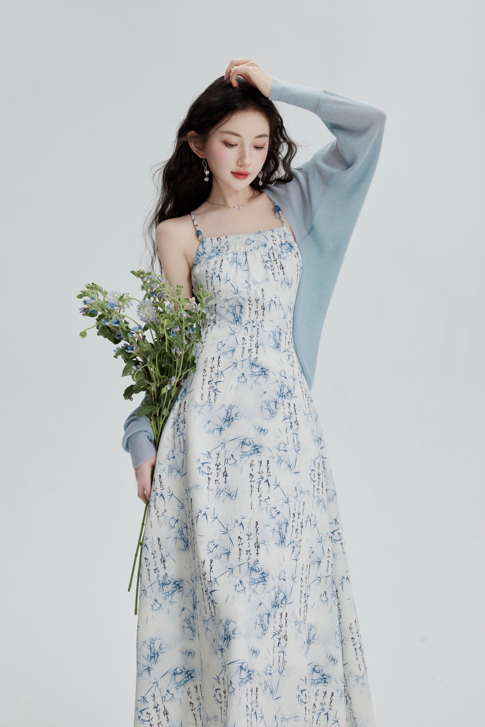 Elegant Blue Floral Spaghetti Strap Midi Dress