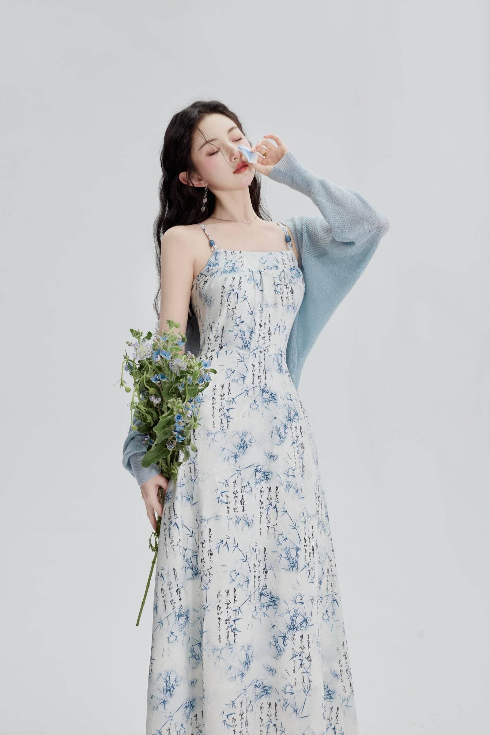 Elegant Blue Floral Spaghetti Strap Midi Dress