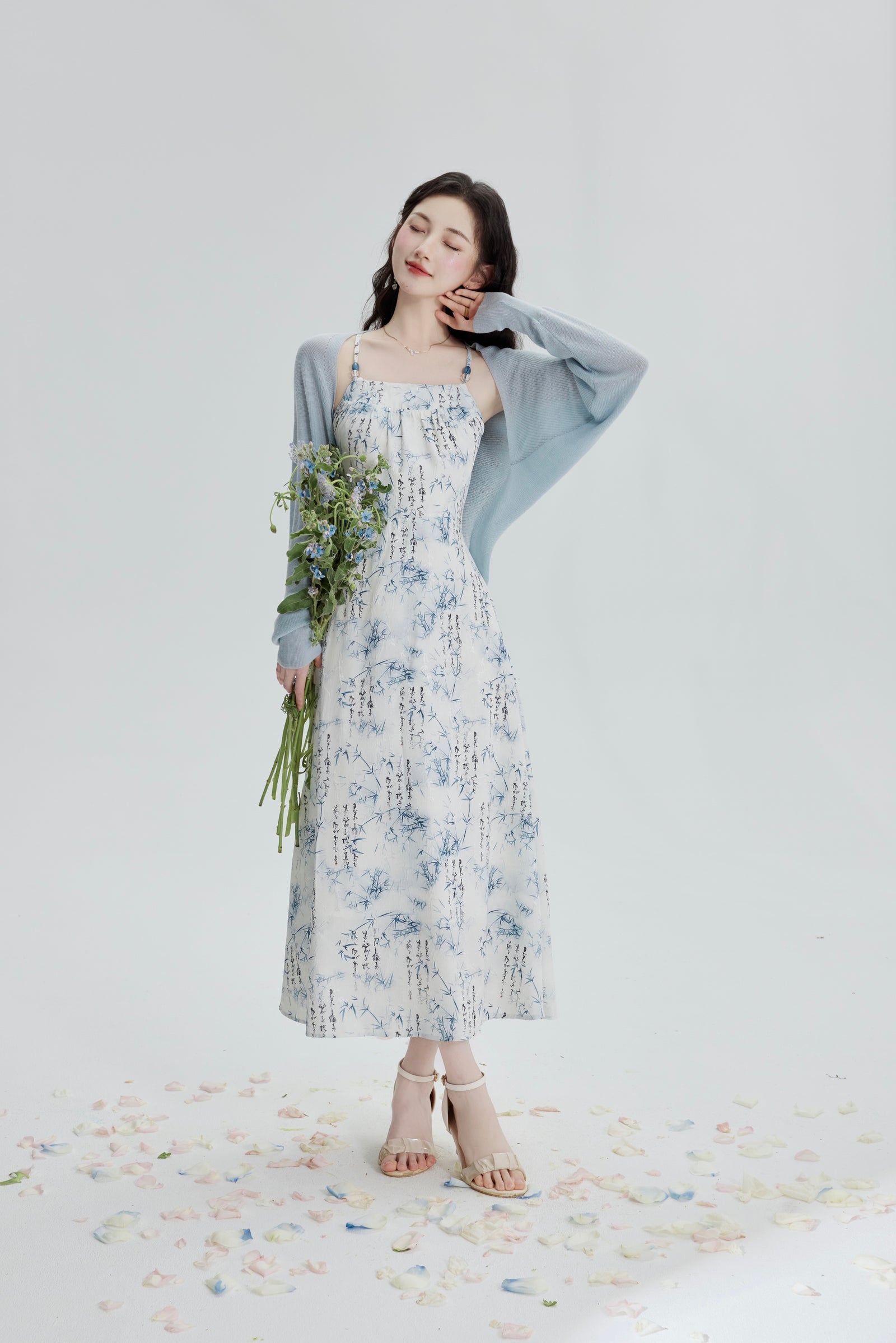 Elegant Blue Floral Spaghetti Strap Midi Dress