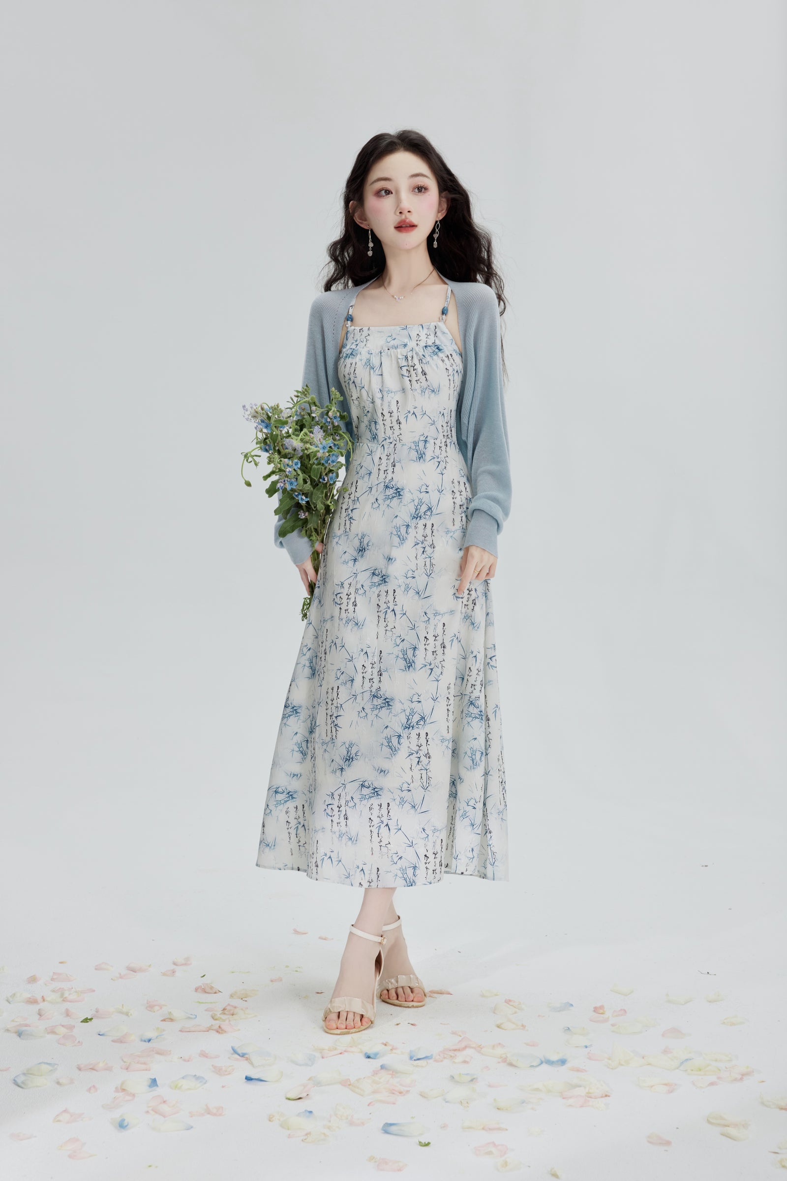 Elegant Blue Floral Spaghetti Strap Midi Dress