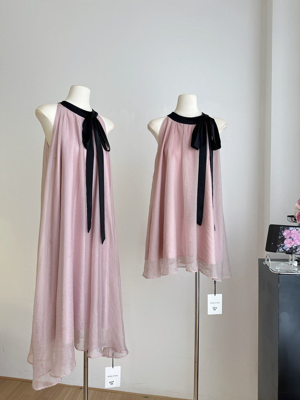 Elegant Pink Halter Neck Midi Dress with Black Bow Accent - Masion Chérie